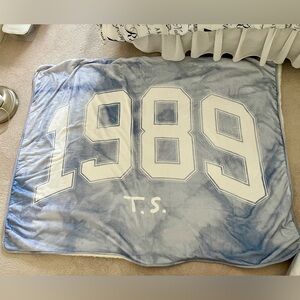 Official Taylor Swift 1989 blanket